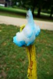 Poesie im Park, o.T., Installationsdetail, Zuckerwatte, Sprühlack, Wachs und Wolle, Wiesbaden 2019