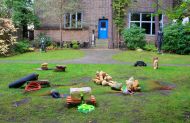 "Steinchen, Steinchen, wechsel dich!", Installation im Rahmen der Meisterschülerpreis Ausstellung im Garten des Georg Kolbe Museums ©Verena Schmidt