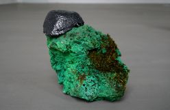 Little Soldier, Bemooste Lava mit Sprühfarbe und glasierte Keramik (Mit Wassersprüher), 24x13,5x21cm, 2021