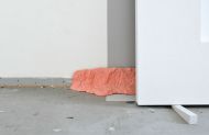 Arresto Momentum, Installationsdetail, O.T., Fliesenkleber und Acryl, 17x72x25cm