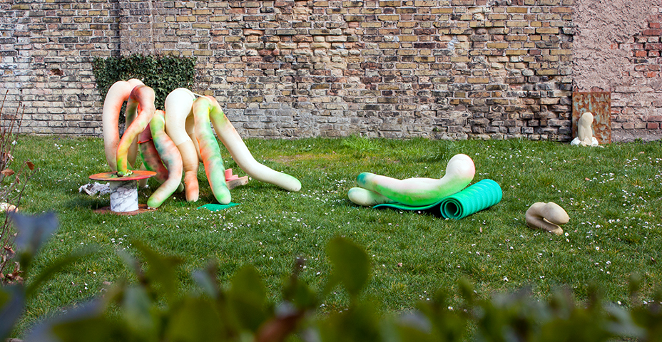Picknick im Grünen, Installationsansicht durch die Hecke, Skulpturengarten im Rahmen der Ausstellung im Apartment Neunzehn, Karlsruhe 2016 ©Verena Schmidt